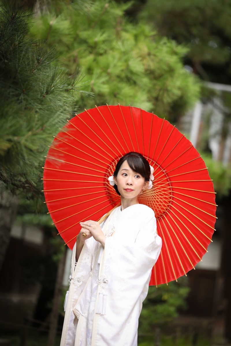 白無垢の新婦様、番傘が似合ってます