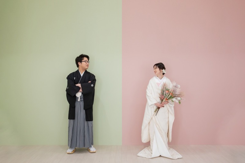 カラフルな壁の前で見つめ合い