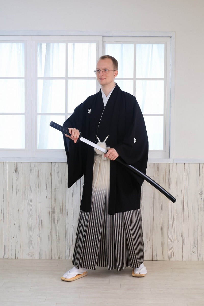 日本刀をかまえるご新郎!!