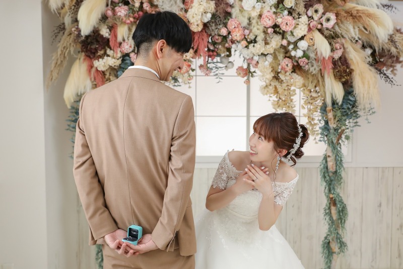 うしろに持っているのは…？