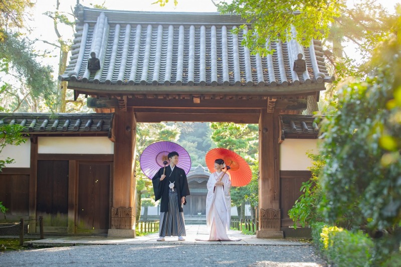 大きな門の下で