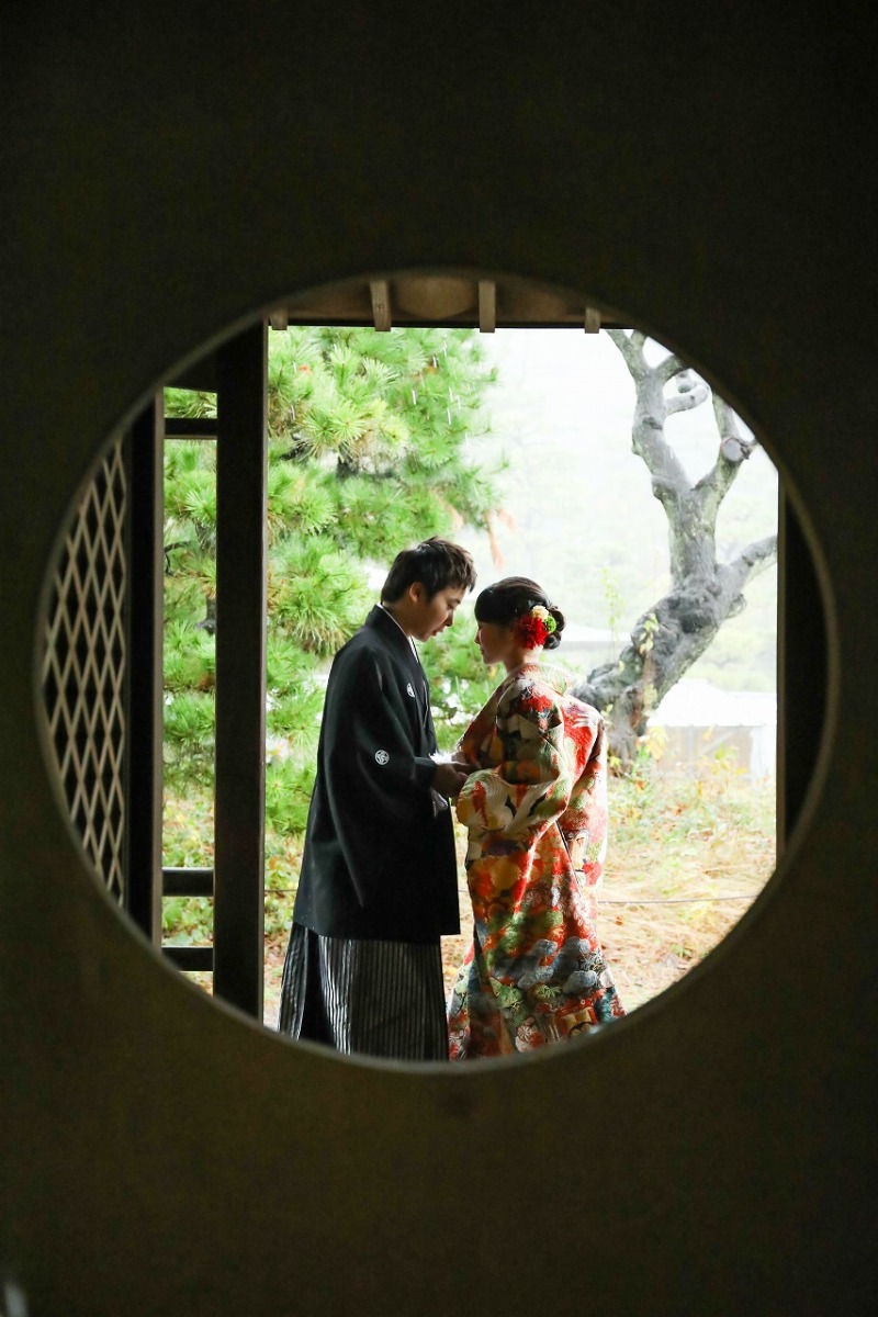 手をとりあって