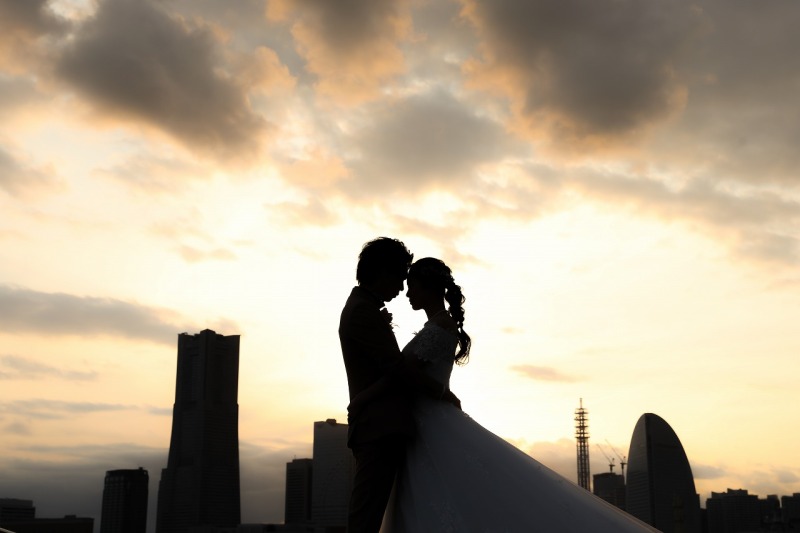 夕日をバックにシルエット