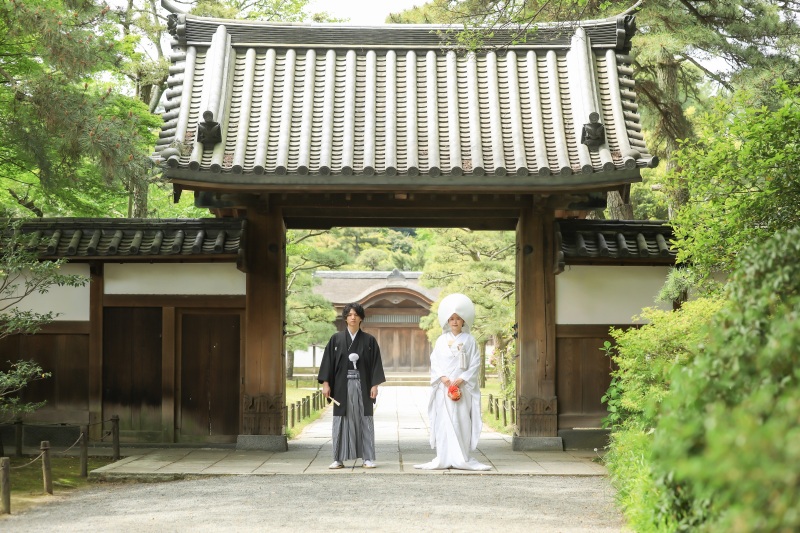 御門前で白無垢に洋髪綿帽をあわせて