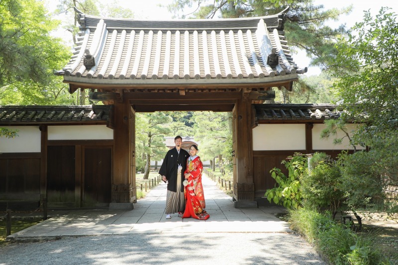 三渓園の大きな門『御門』を背景に！！
