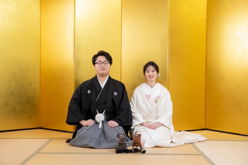 正座ショットをぬいぐるみと