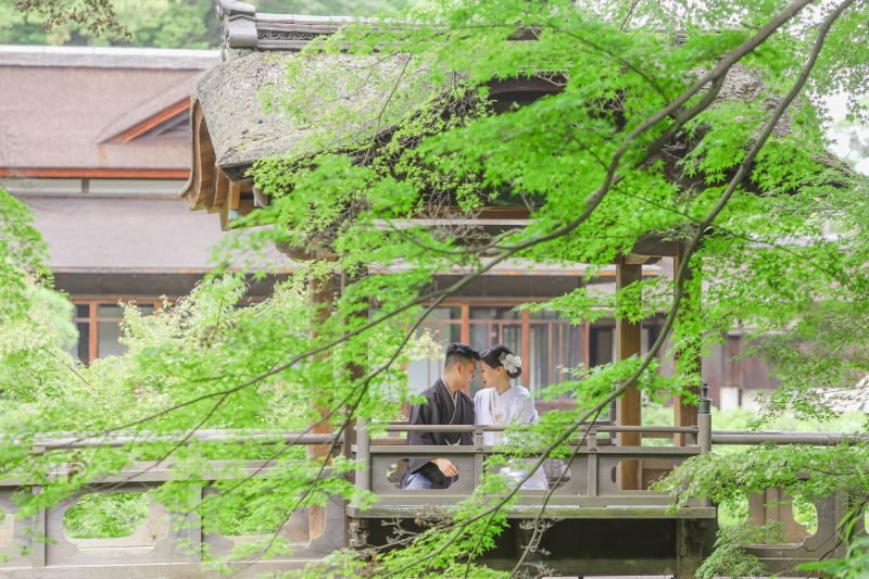 木造の橋の上で腰かけた撮影です