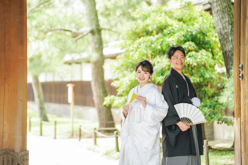 門の下で背中合わせて