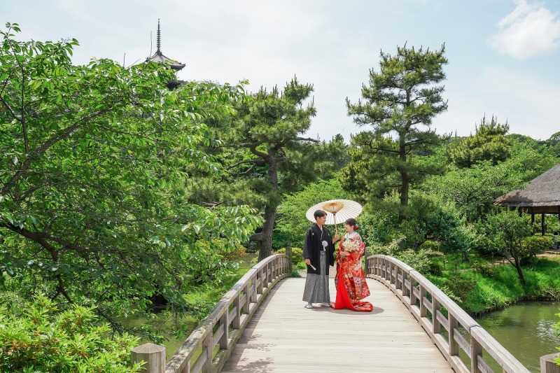 大きな橋の上で