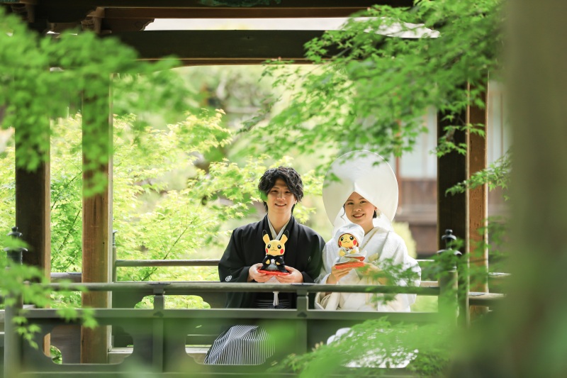 橋の上のベンチで和装ピカチューと！