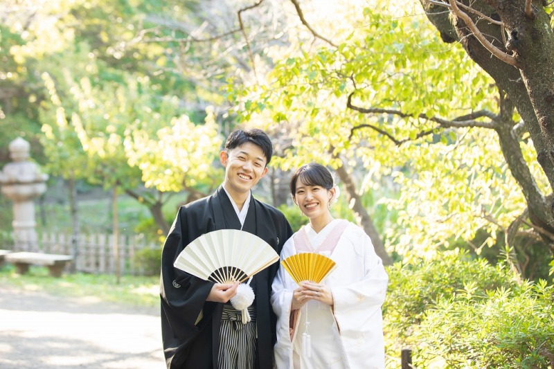 緑に囲まれて寄り添いポーズ