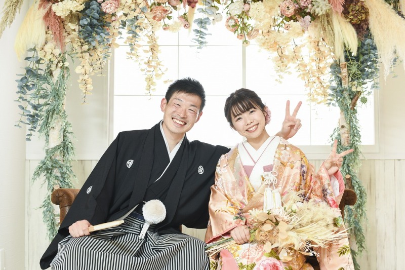 お花の前で座り