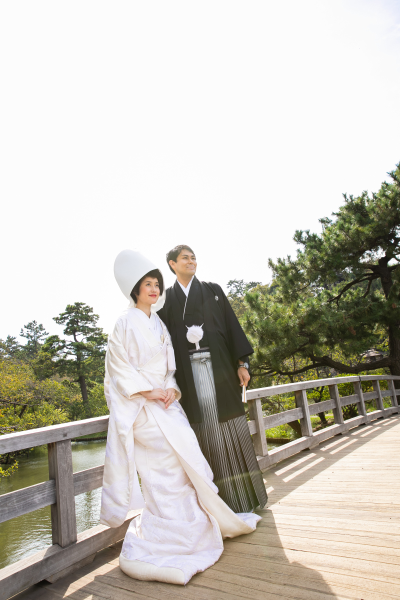 明るい日差しのもと