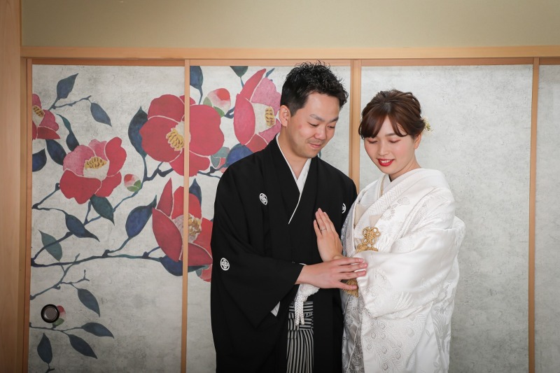 赤い椿とともに