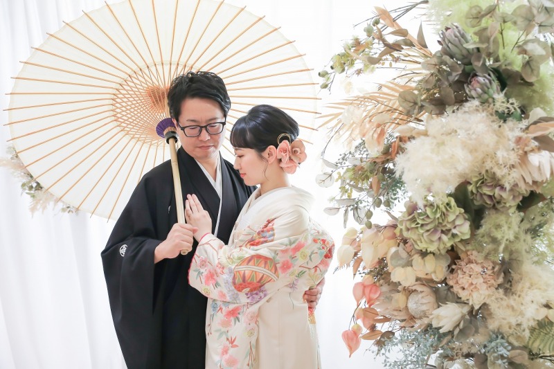 傘を使った寄り添いショット