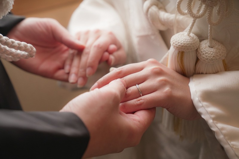 手を取り合って