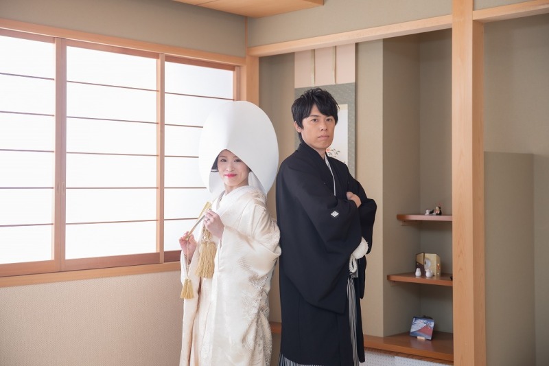 和室で背中合わせ