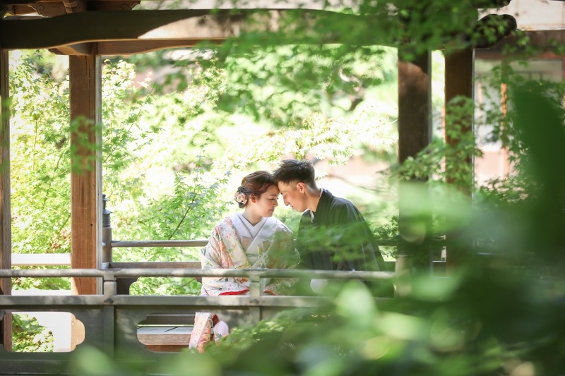 おでこを合わせて