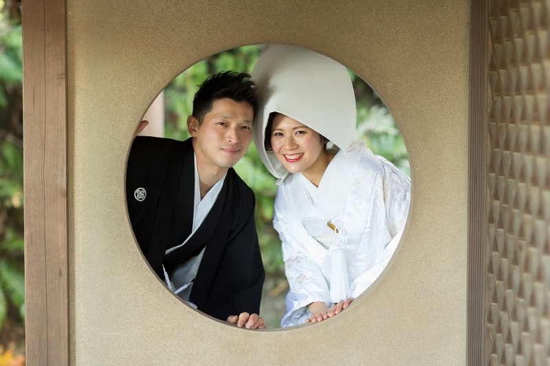 丸窓から覗き込む