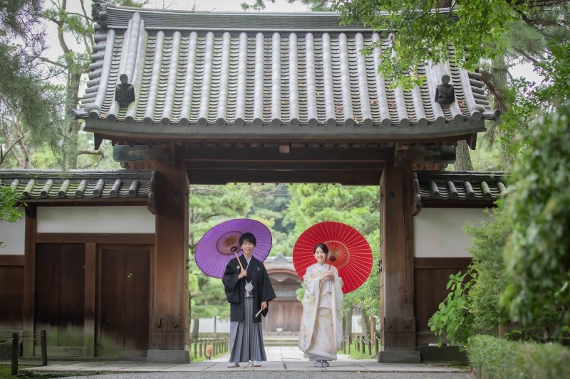 大きな門の前で