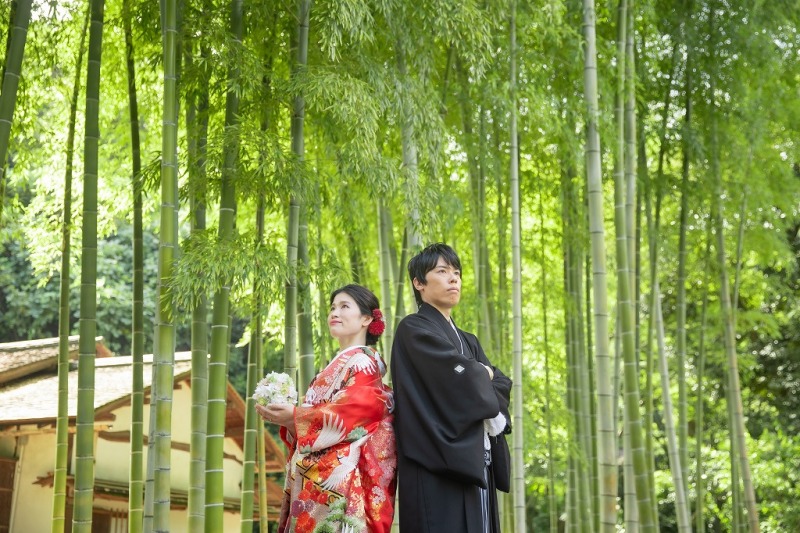 竹の前で背中合わせ