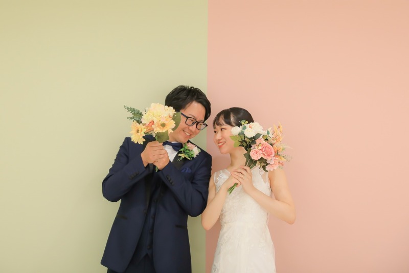 2人でブーケを持って見つめ合い