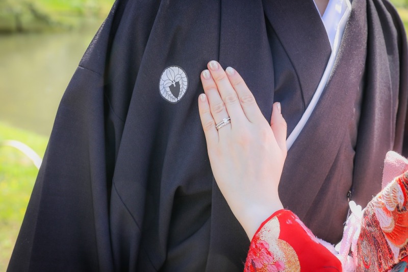 胸元に手を添えて