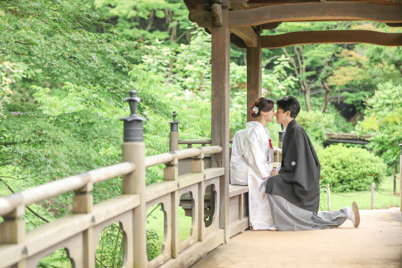 距離の近さに思わず照れ笑い