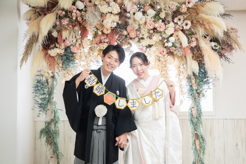 お花の前で仲良く