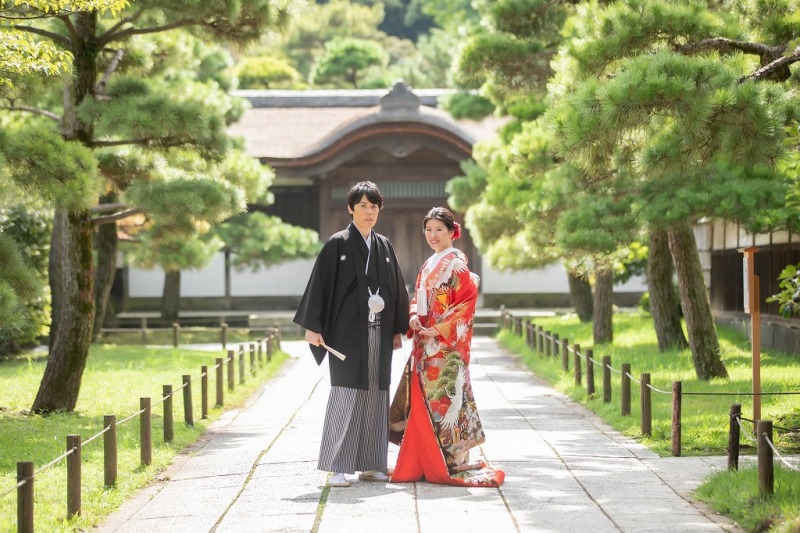 門の通りでフォーマルポーズ