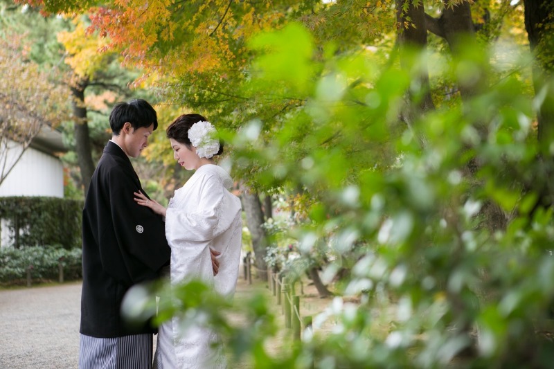 うつむきながら