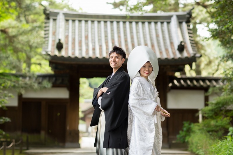 白無垢で綿帽子