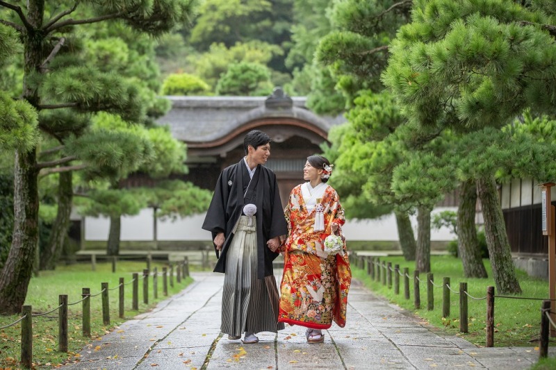 門の通りでお散歩