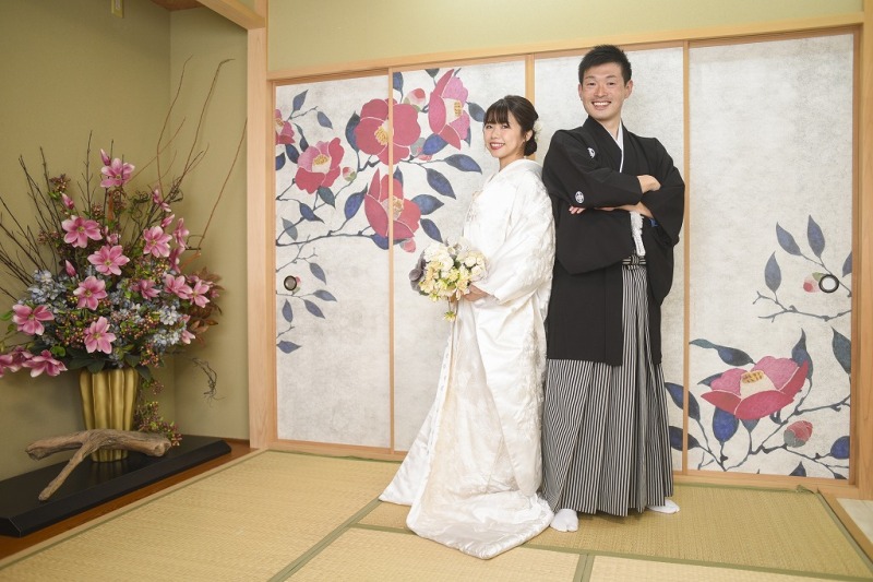 椿の襖を背景に