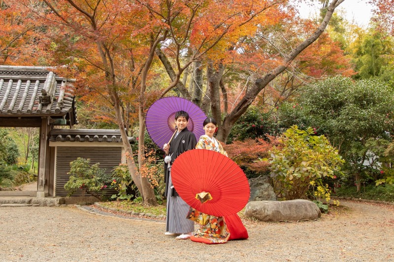 紅葉の下で