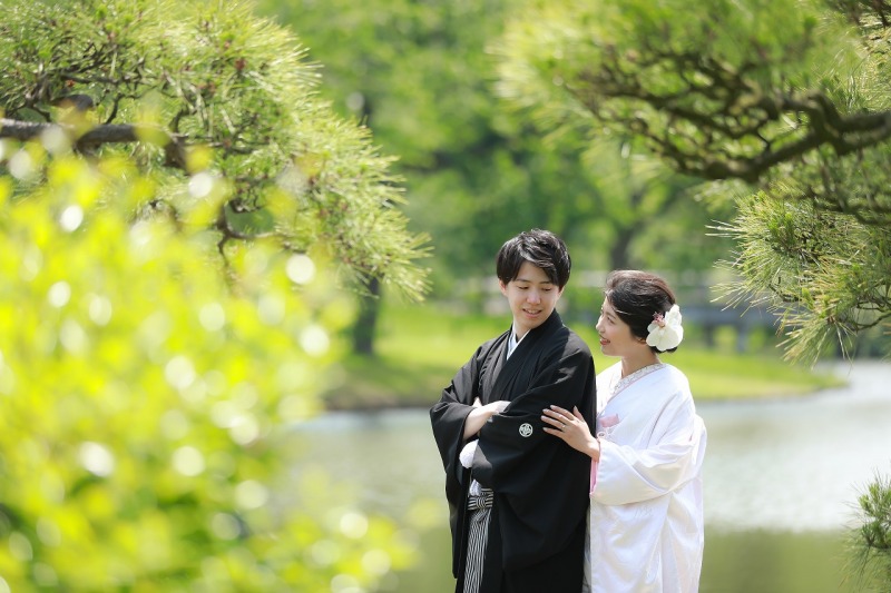 池を背景にみずみずしい明るさで