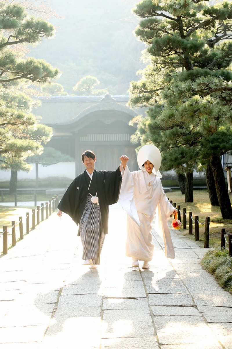 白無垢で楽しげに