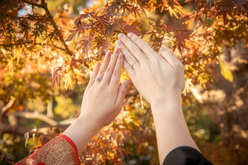 紅葉と一緒に手元ショット