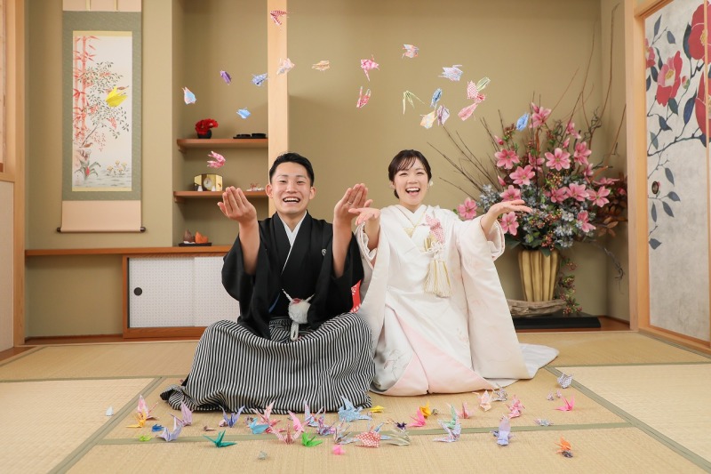 お座敷で折り鶴をパーッと!