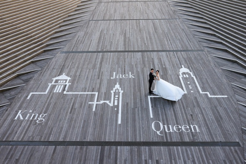 三棟の絵を背景に