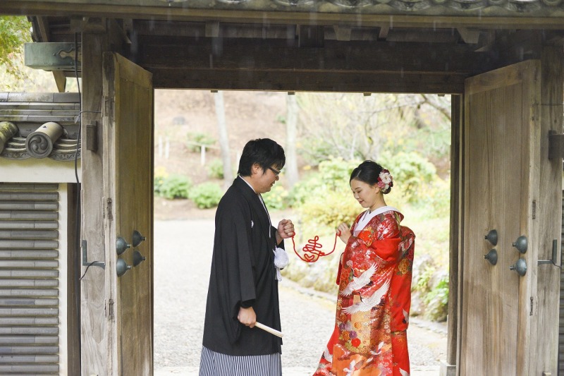 赤い糸で結ばれた二人