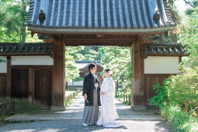 『御門』を背景に