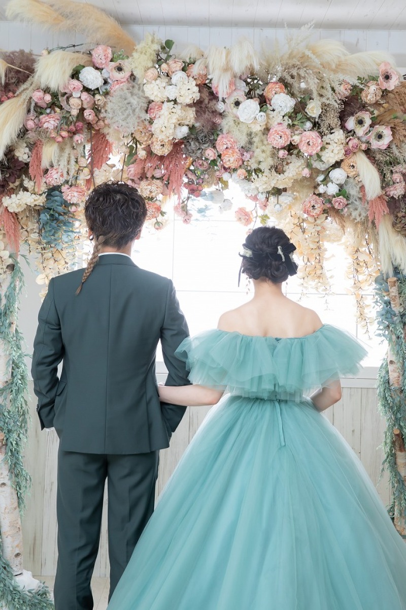 お花の前で後ろ姿