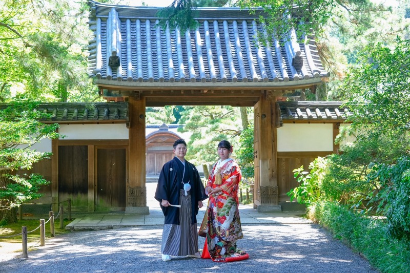 重要文化財『御門』を背景に!