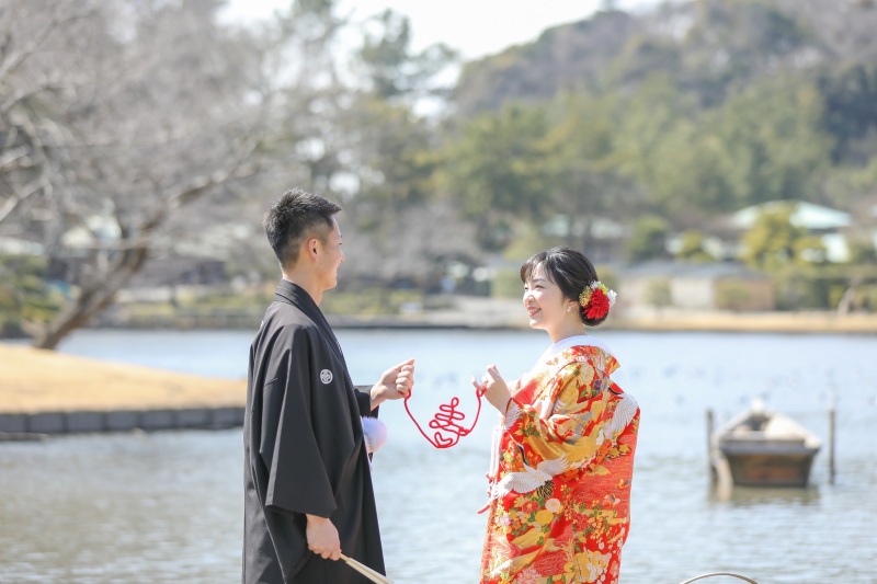 水辺背景で赤い糸