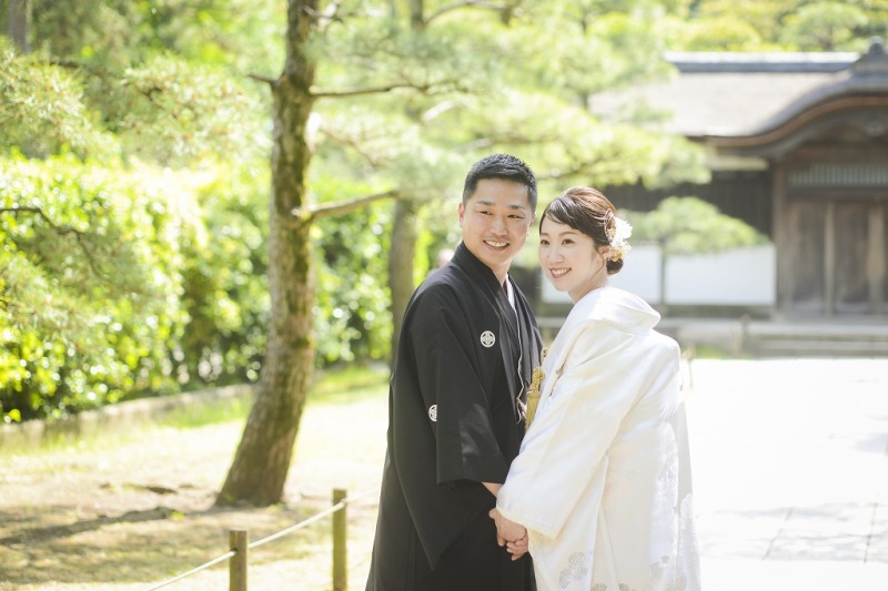 目線を外したり