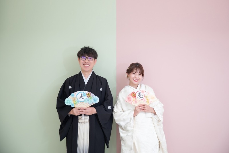 カラフルな壁の前で一枚