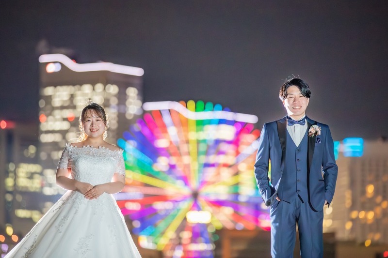 レインボーの観覧車を背景に