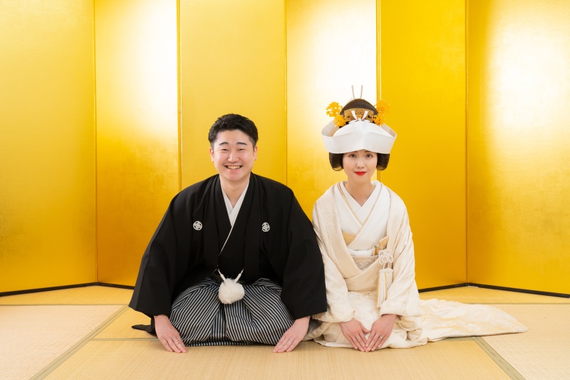 ご新婦様白無垢は伝統的なかつら高島田と角隠しで