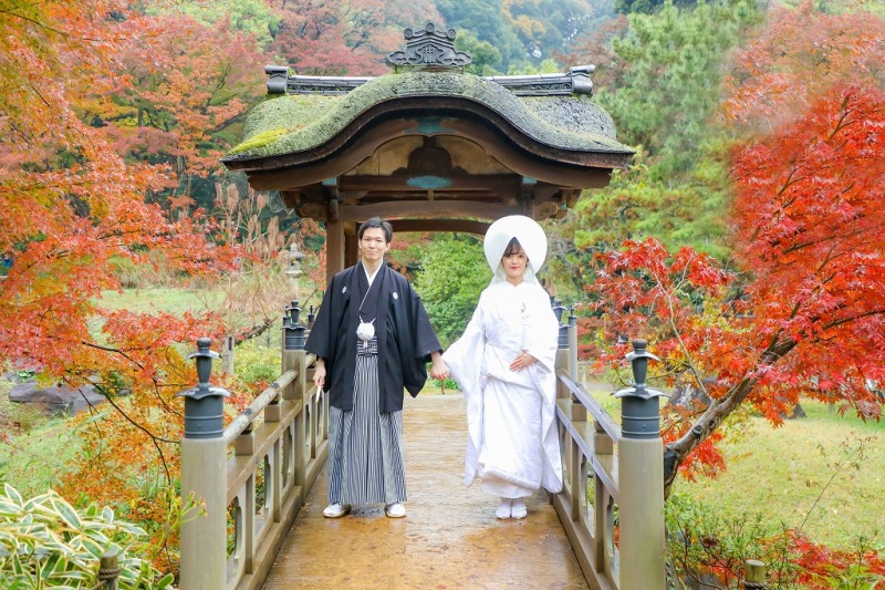 東屋の小橋にて